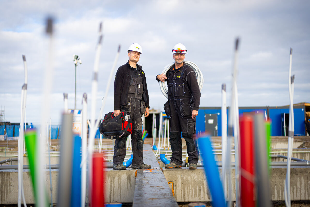 Werkportret van een voorman en zijn collega op een project in Reeve