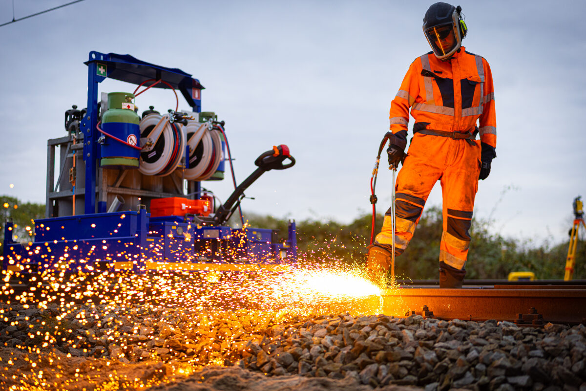 Spoorstaven doorslijpen bij herstelwerkzaamheden na treinongeval Meteren oktober 2025