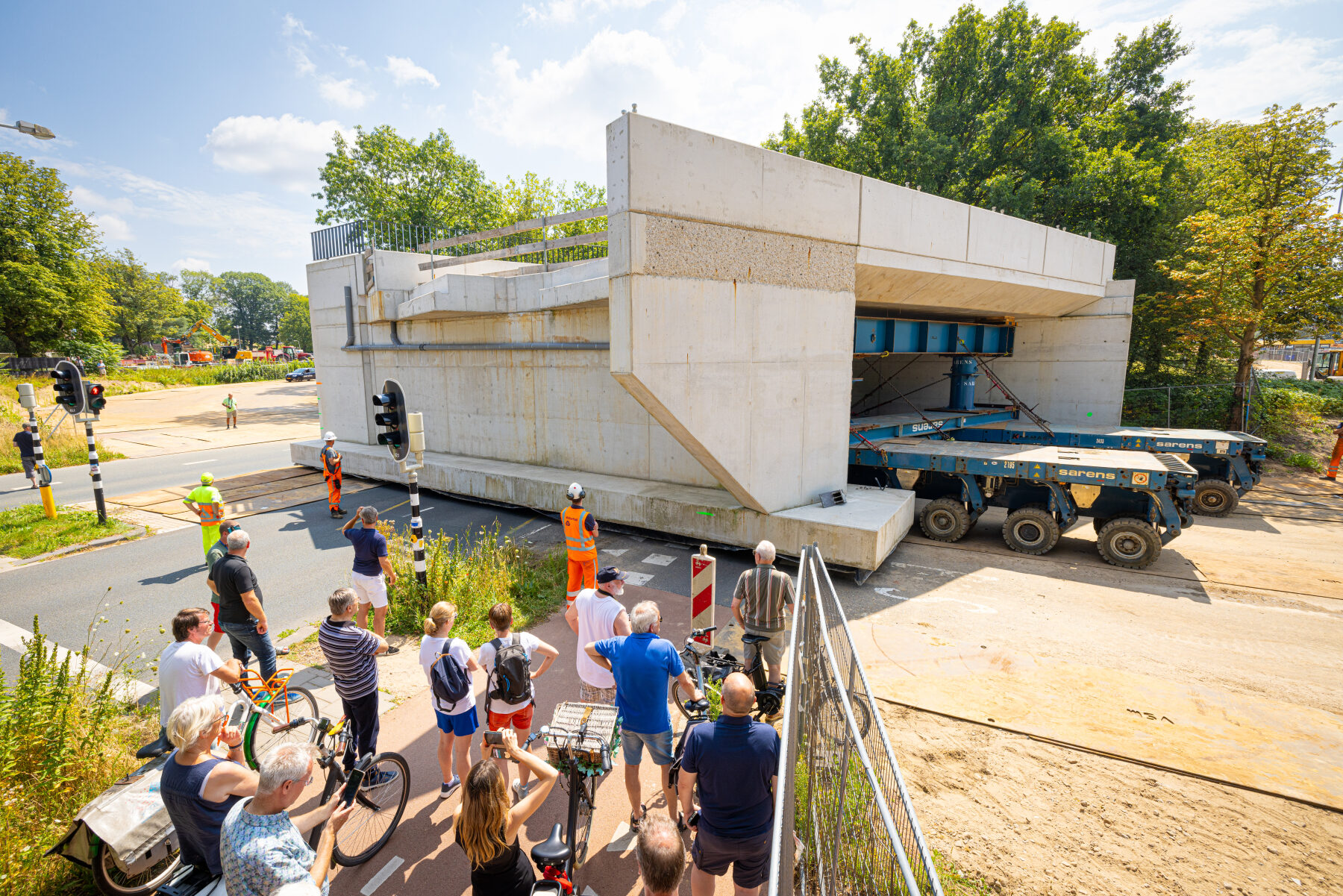 De tunnelmoot voor een fietstunnel bij station Ede Wageningen wordt over de weg vervoerd