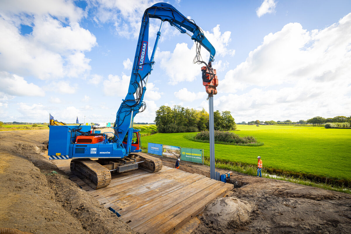 Het intrillen van damwanden bij dijkversteviging Zwolle