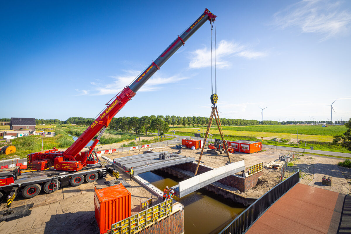 Telescoopkraan hijst ligger in van nieuwe brug in Almere Nobelhorst