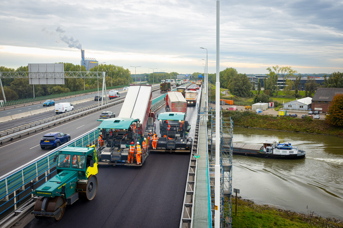 Asfalteringswerkzaamheden op de brug over de IJssel van de A12 bij Duiven