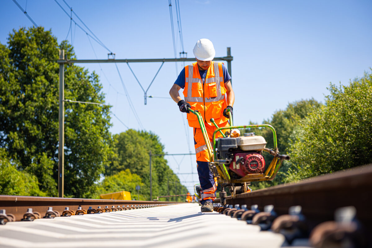 Kraagbouten losdraaien bij spoorwerkzaamheden bij Veenendaal